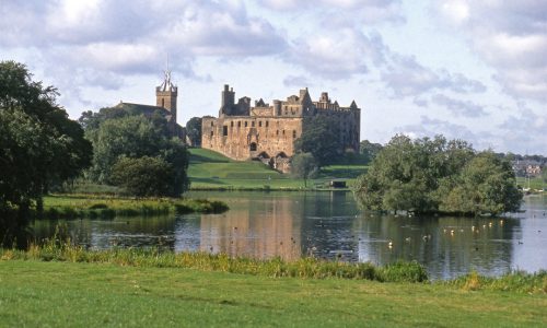 linlithgow palace next to the loch